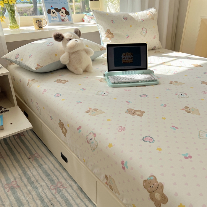 91家纺网 家纺一手货源 找家纺 六巷胡同 2026新款40支全棉13070卡通单品床笠 奶油甜心熊