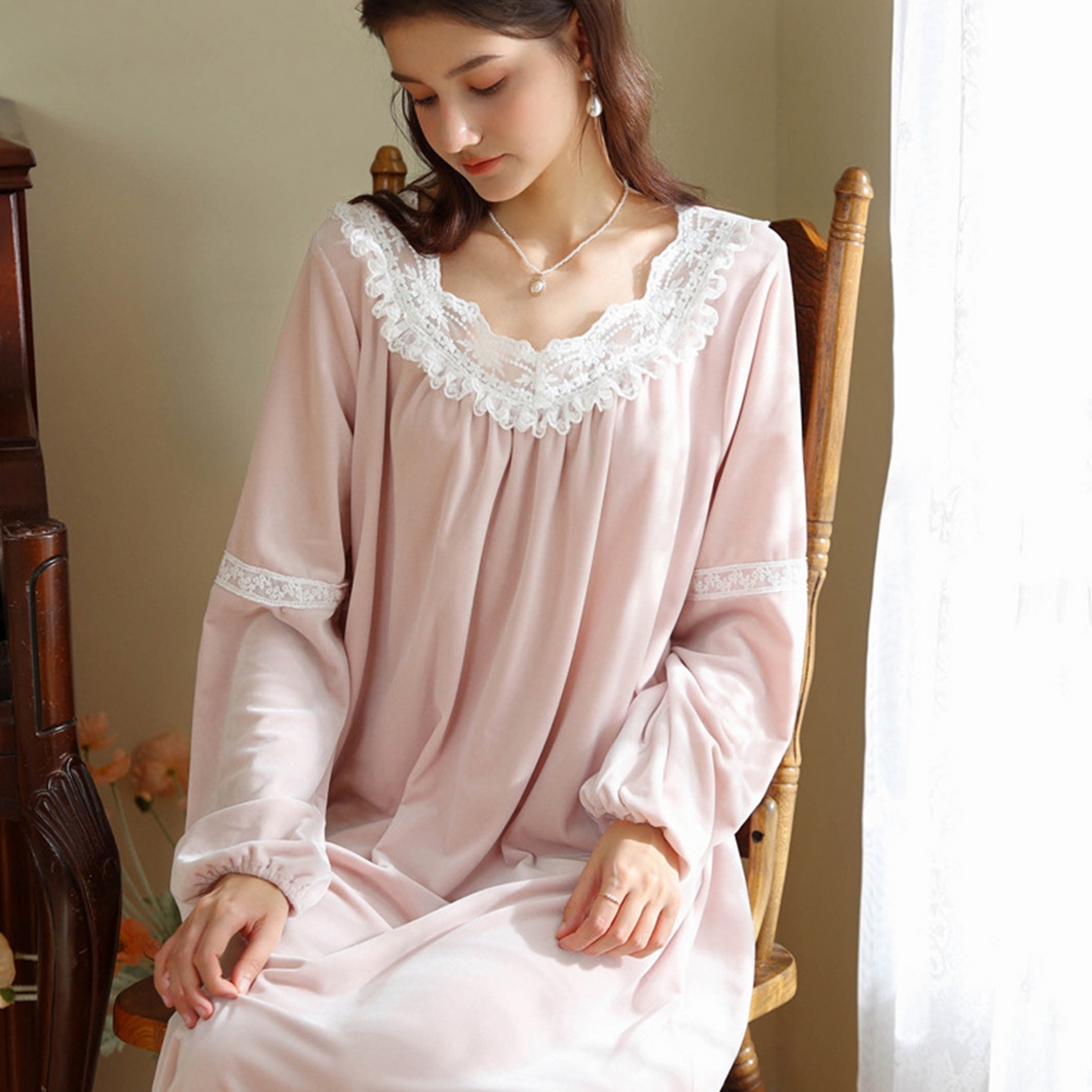 91家纺网 家纺一手货源 找家纺 洛兰沙家居馆 2026新款秋冬宽松复古蕾丝丝绒睡裙少女厚长袖长款公主风蓄热保暖家居服绒睡衣 粉色