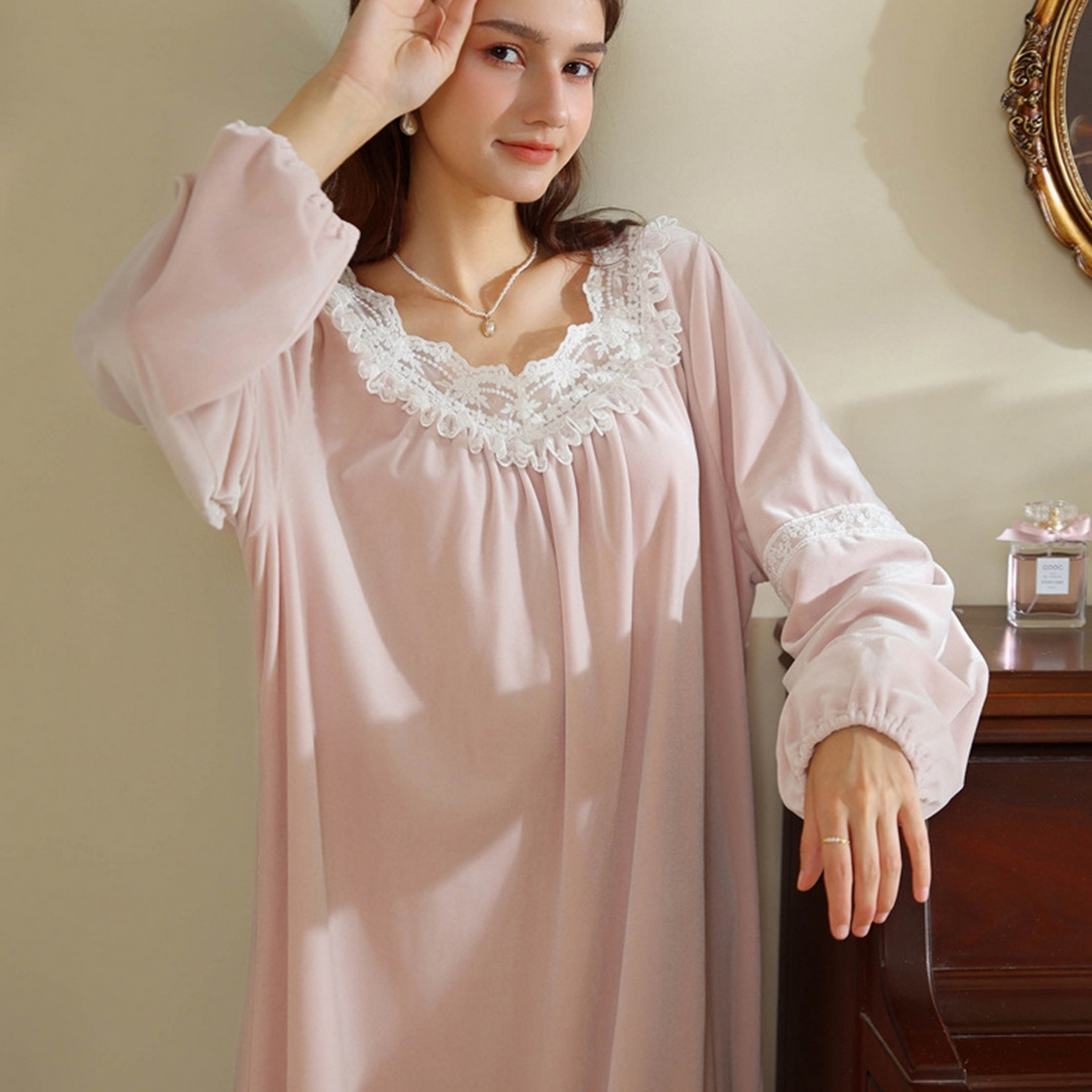 91家纺网 家纺一手货源 找家纺 洛兰沙家居馆 2026新款秋冬宽松复古蕾丝丝绒睡裙少女厚长袖长款公主风蓄热保暖家居服绒睡衣 粉色