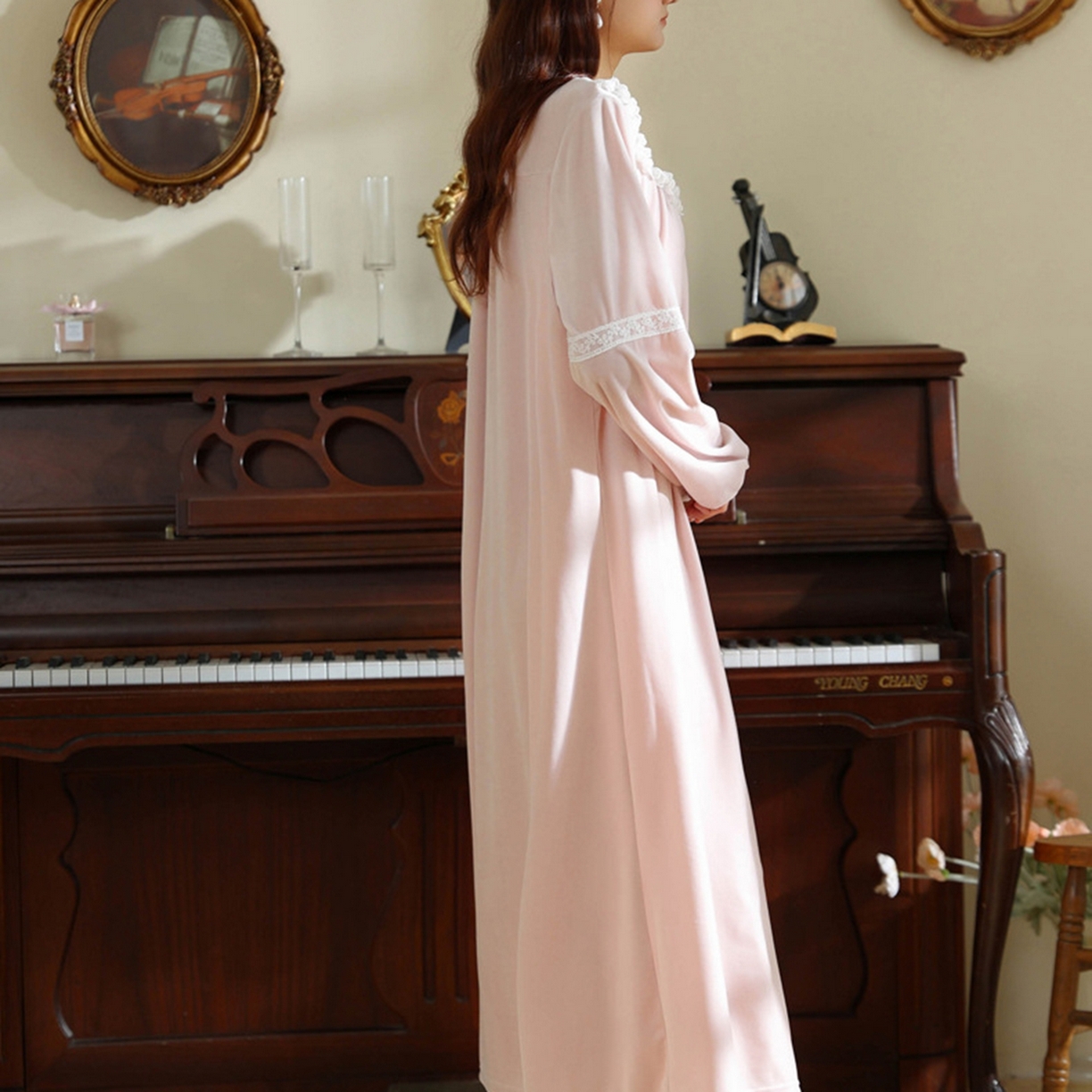 91家纺网 家纺一手货源 找家纺 洛兰沙家居馆 2026新款秋冬宽松复古蕾丝丝绒睡裙少女厚长袖长款公主风蓄热保暖家居服绒睡衣 粉色