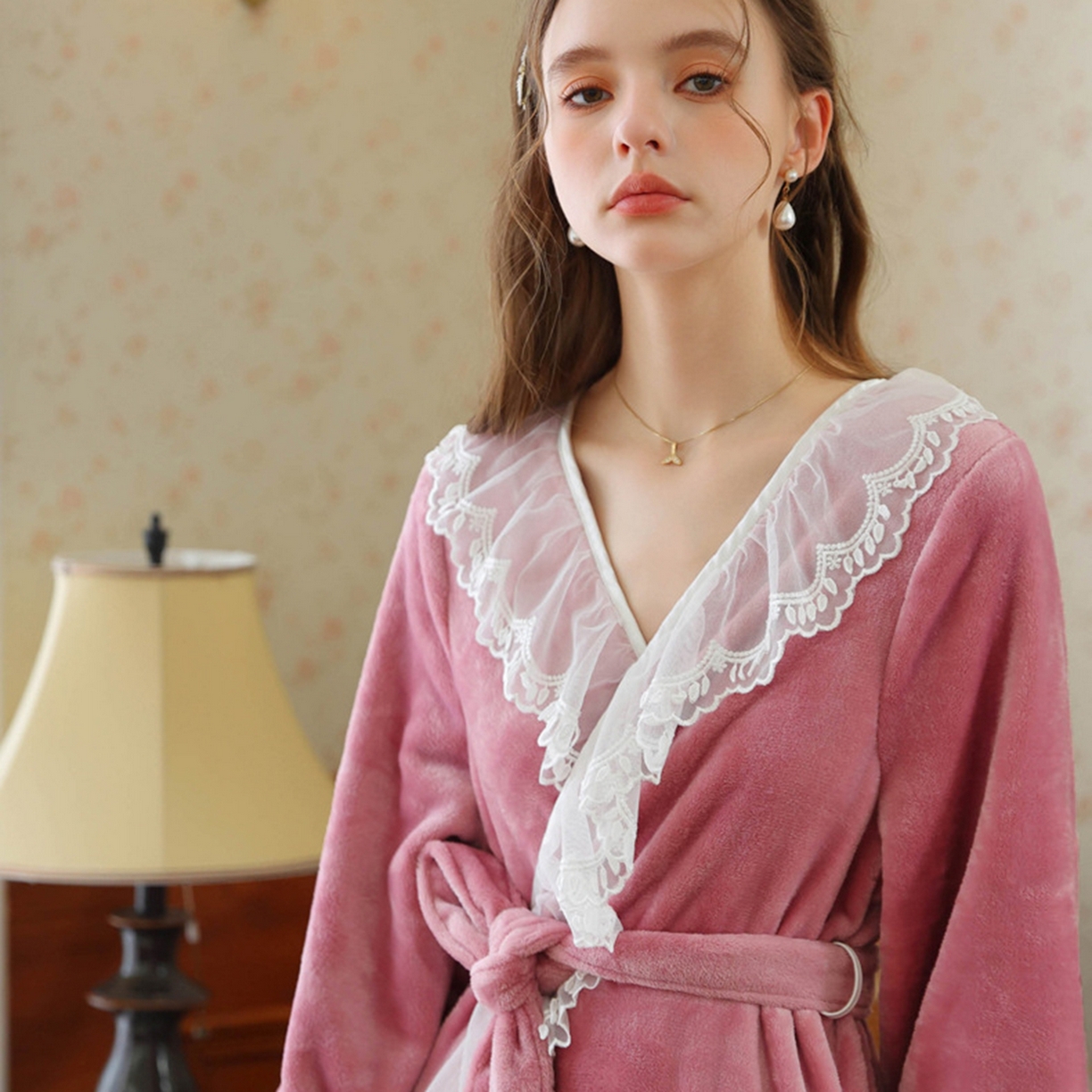 91家纺网 家纺一手货源 找家纺 洛兰沙家居馆 2026新款秋冬宽松复古宫廷绒睡袍少女厚长袖长款公主加厚保暖家居服绒睡衣 玫粉色