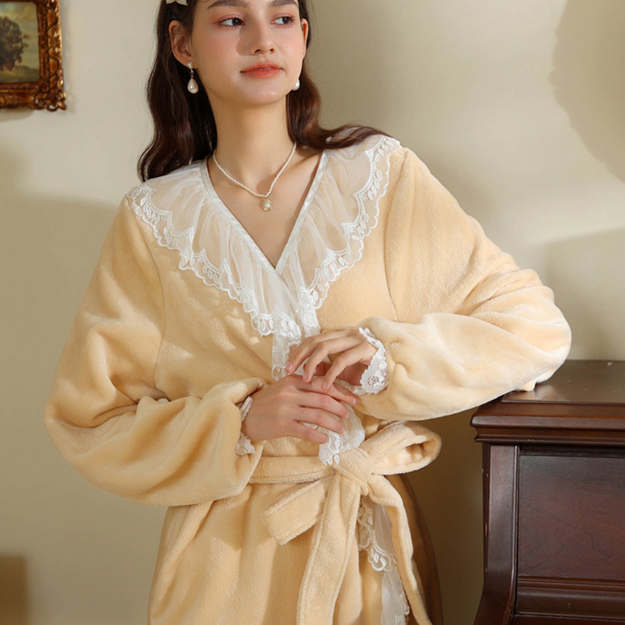 91家纺网 家纺一手货源 找家纺 洛兰沙家居馆 2026新款秋冬宽松复古宫廷绒睡袍少女厚长袖长款公主加厚保暖家居服绒睡衣 鹅黄色
