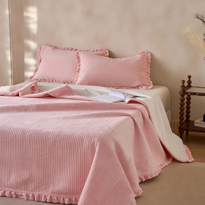 91家纺网 家纺一手货源 找家纺 良品汇馆 2026新款秋冬保暖纯色绒布牛奶绒床盖三件套 桃粉