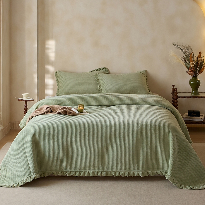 91家纺网 家纺一手货源 找家纺 良品汇馆 2026新款秋冬保暖纯色绒布牛奶绒床盖三件套 豆绿