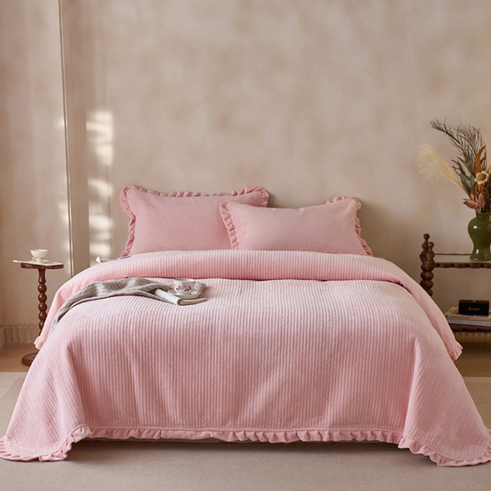 91家纺网 家纺一手货源 找家纺 良品汇馆 2026新款秋冬保暖纯色绒布牛奶绒床盖三件套 桃粉