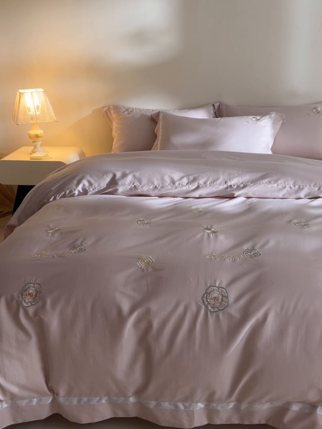 91家纺网 家纺一手货源 找家纺 新方向 2026年刺绣全棉100s贡缎长绒棉纯棉四件套-半夏 半夏-蔷薇粉