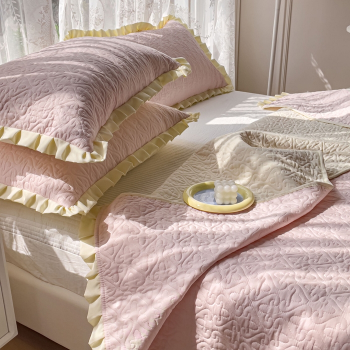 91家纺网 家纺一手货源 找家纺 妮可 2026新款全棉纯棉绗缝多功能四季款荷叶边单床盖床盖单件单品床盖 春日粉