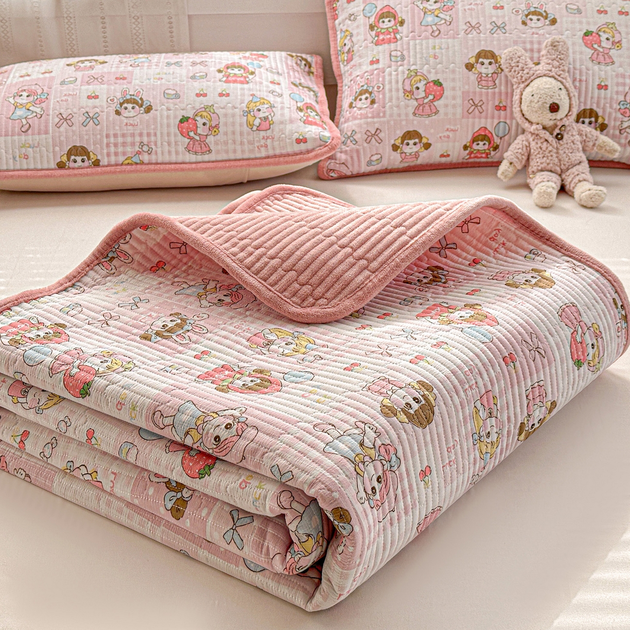 91家纺网 家纺一手货源 找家纺 恒尚居 2026新款A类双层纱牛奶绒夹棉床垫 棒棒糖女孩