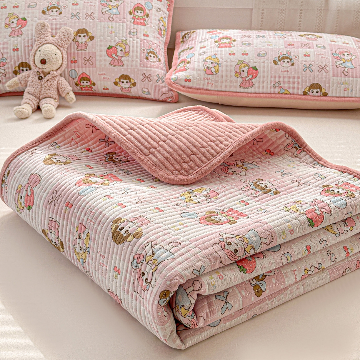 91家纺网 家纺一手货源 找家纺 恒尚居 2026新款A类双层纱牛奶绒夹棉床垫 棒棒糖女孩