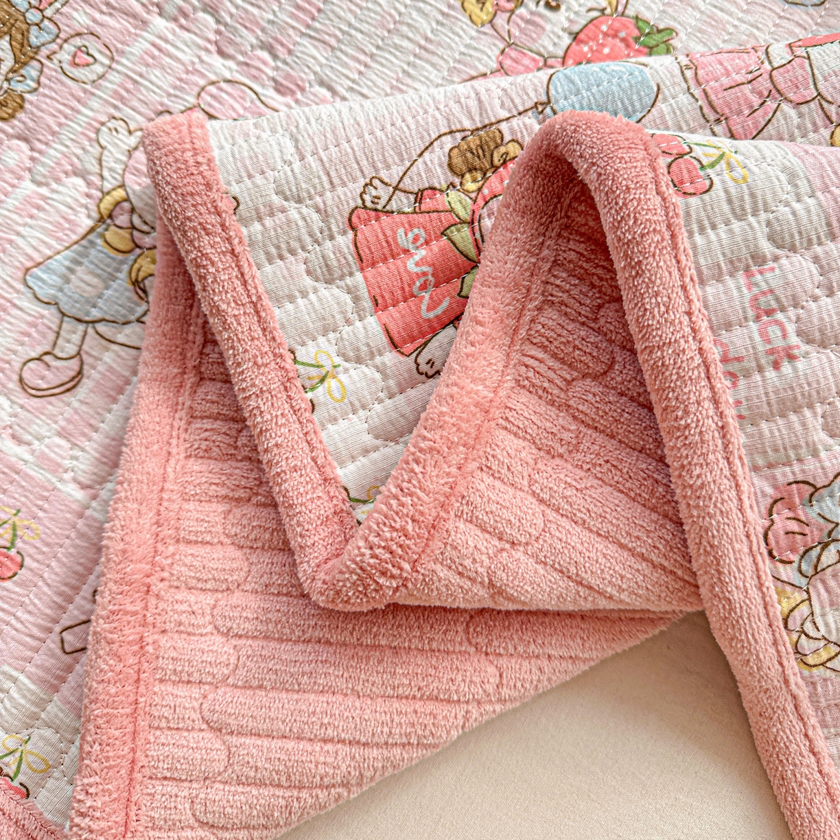 91家纺网 家纺一手货源 找家纺 恒尚居 2026新款A类双层纱牛奶绒夹棉床垫 棒棒糖女孩