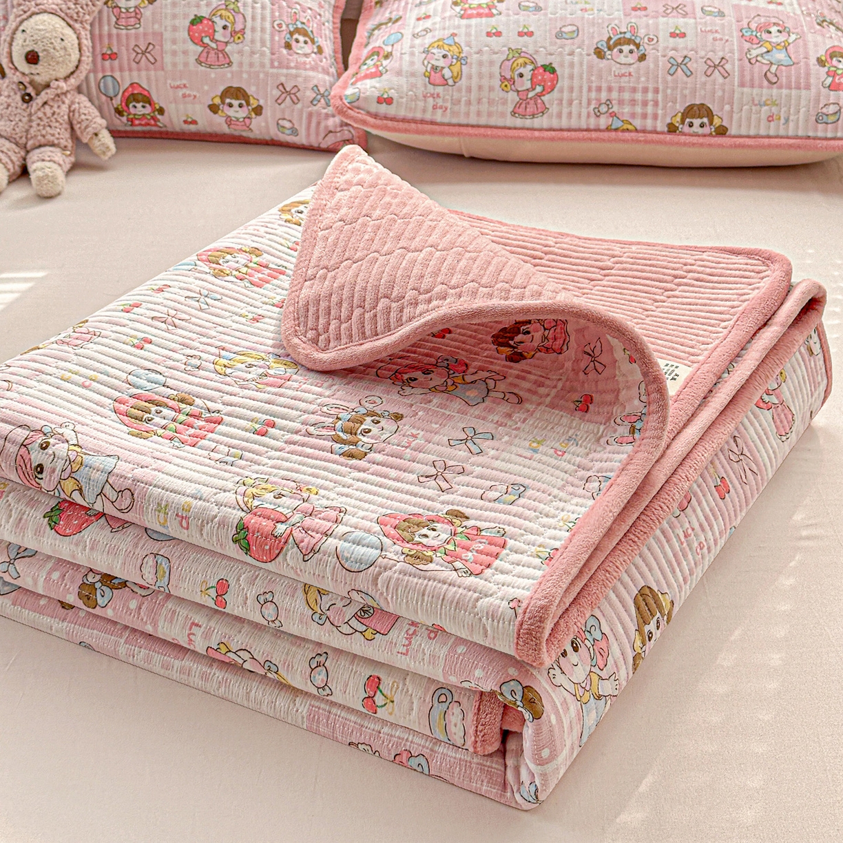 91家纺网 家纺一手货源 找家纺 恒尚居 2026新款A类双层纱牛奶绒夹棉床垫 棒棒糖女孩