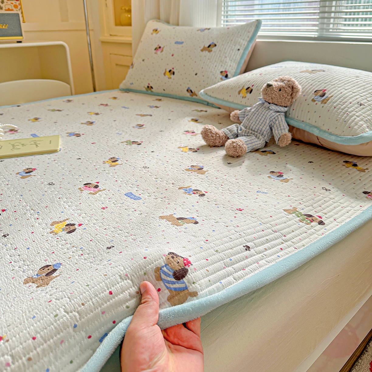 91家纺网 家纺一手货源 找家纺 恒尚居 2026新款A类双层纱牛奶绒夹棉床垫 波点狗狗