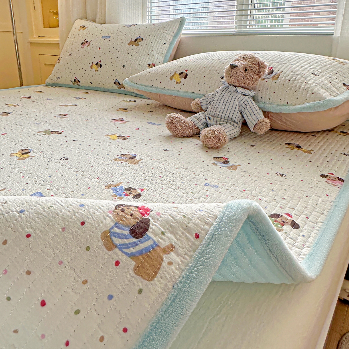 91家纺网 家纺一手货源 找家纺 恒尚居 2026新款A类双层纱牛奶绒夹棉床垫 波点狗狗