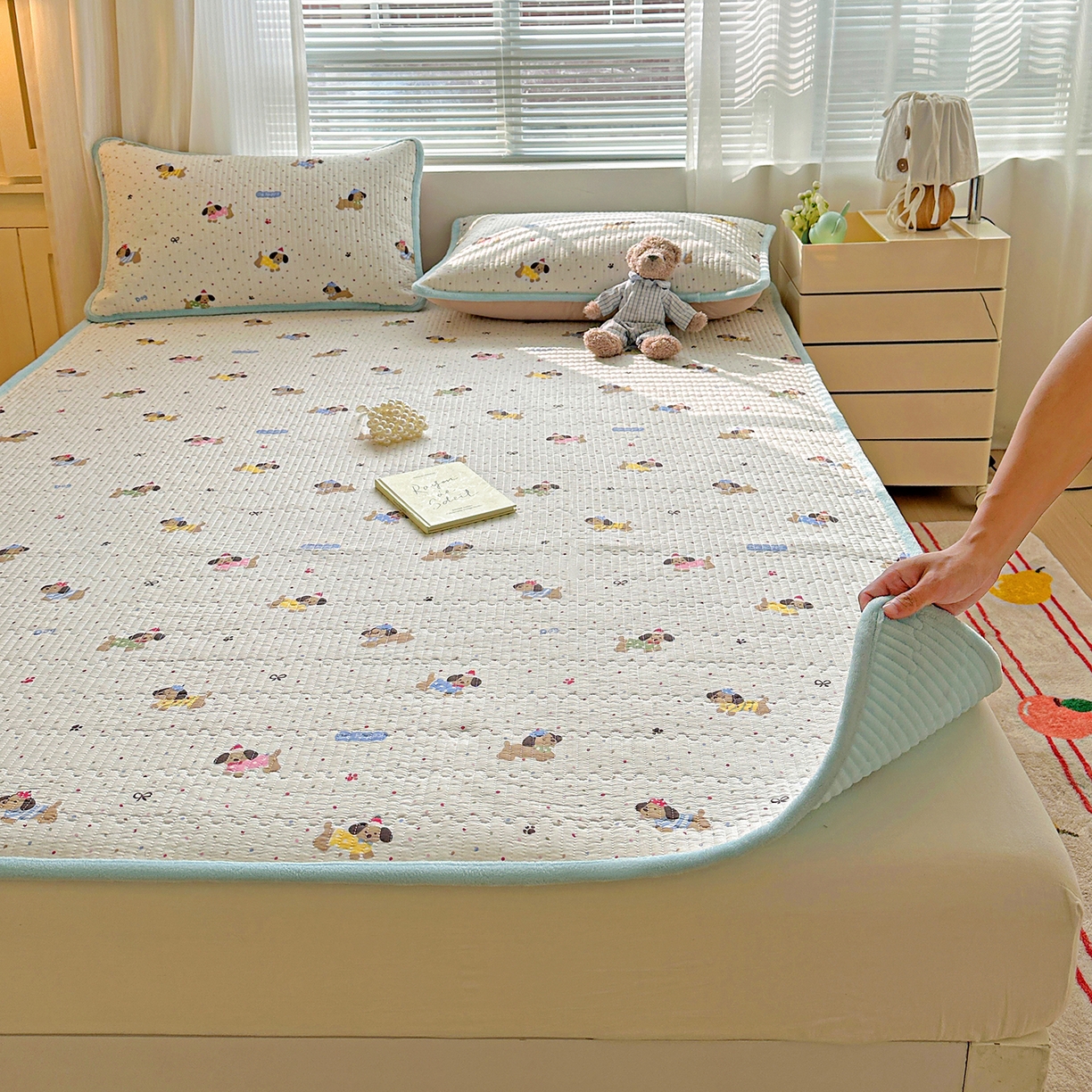 91家纺网 家纺一手货源 找家纺 恒尚居 2026新款A类双层纱牛奶绒夹棉床垫 波点狗狗