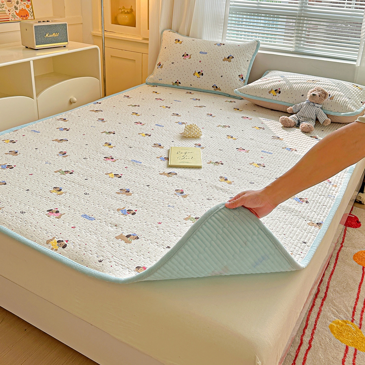 91家纺网 家纺一手货源 找家纺 恒尚居 2026新款A类双层纱牛奶绒夹棉床垫 波点狗狗