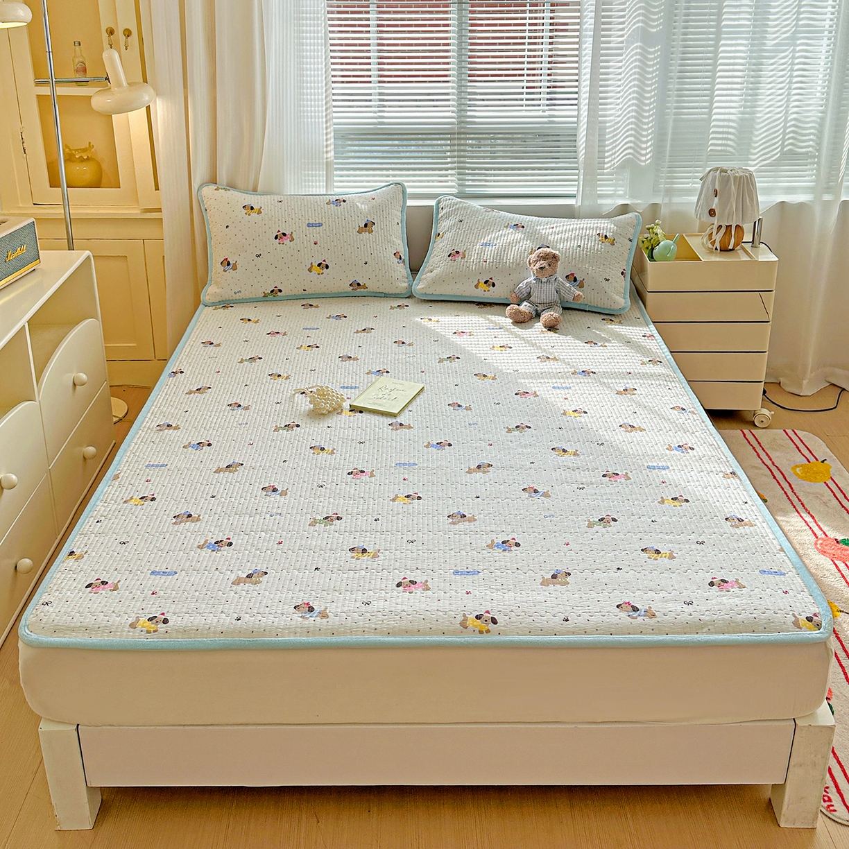 91家纺网 家纺一手货源 找家纺 恒尚居 2026新款A类双层纱牛奶绒夹棉床垫 波点狗狗