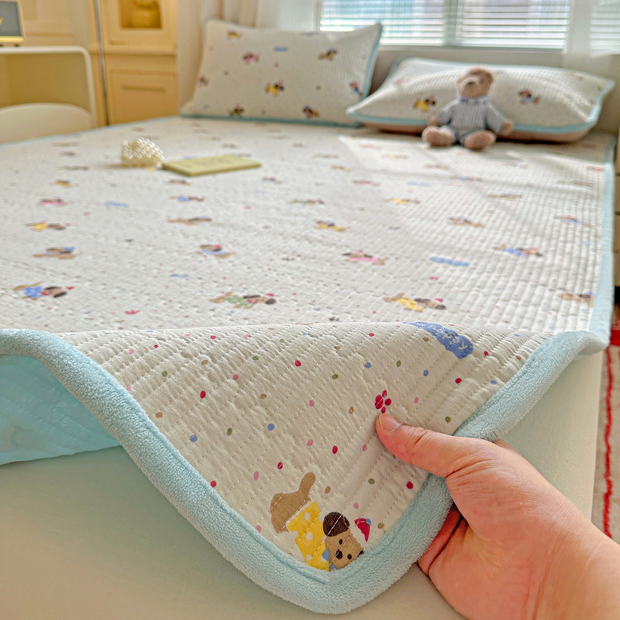 91家纺网 家纺一手货源 找家纺 恒尚居 2026新款A类双层纱牛奶绒夹棉床垫 波点狗狗