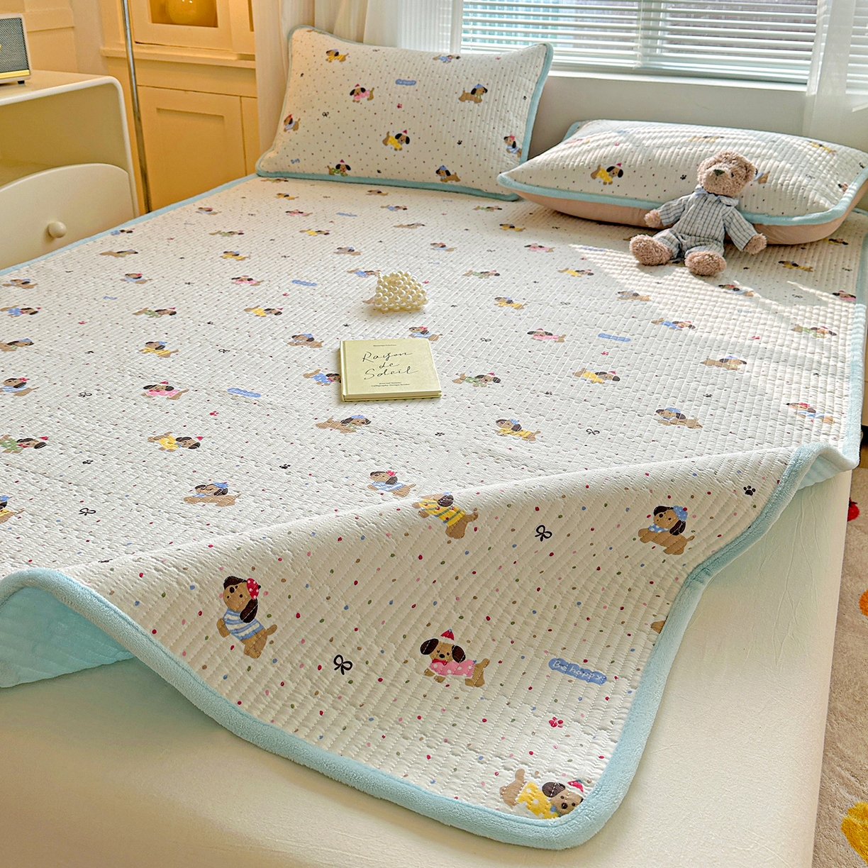 91家纺网 家纺一手货源 找家纺 恒尚居 2026新款A类双层纱牛奶绒夹棉床垫 波点狗狗