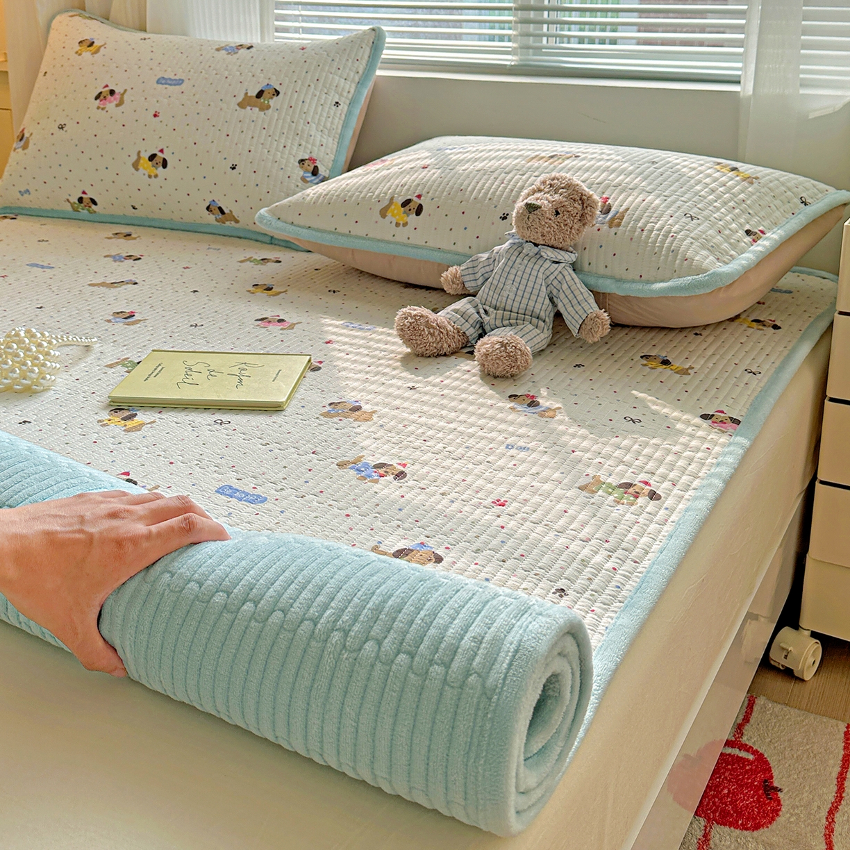 91家纺网 家纺一手货源 找家纺 恒尚居 2026新款A类双层纱牛奶绒夹棉床垫 波点狗狗