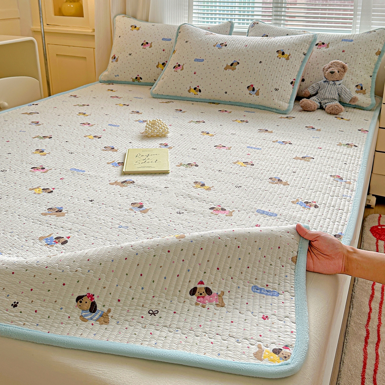 91家纺网 家纺一手货源 找家纺 恒尚居 2026新款A类双层纱牛奶绒夹棉床垫 波点狗狗