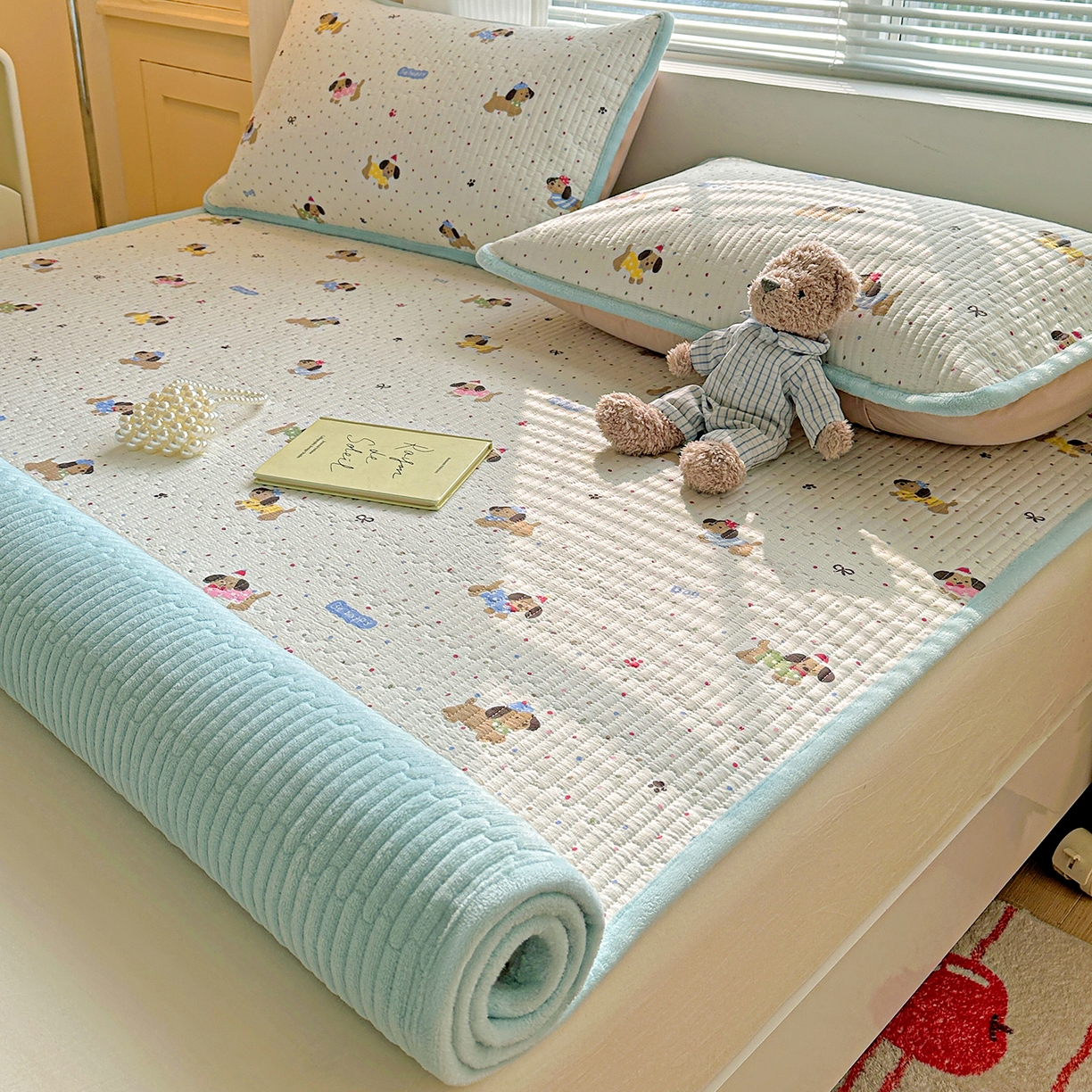 91家纺网 家纺一手货源 找家纺 恒尚居 2026新款A类双层纱牛奶绒夹棉床垫 波点狗狗