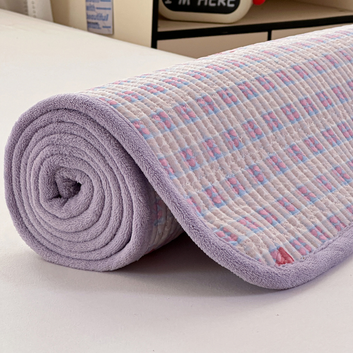 91家纺网 家纺一手货源 找家纺 恒尚居 2026新款A类双层纱牛奶绒夹棉床垫 草莓世界