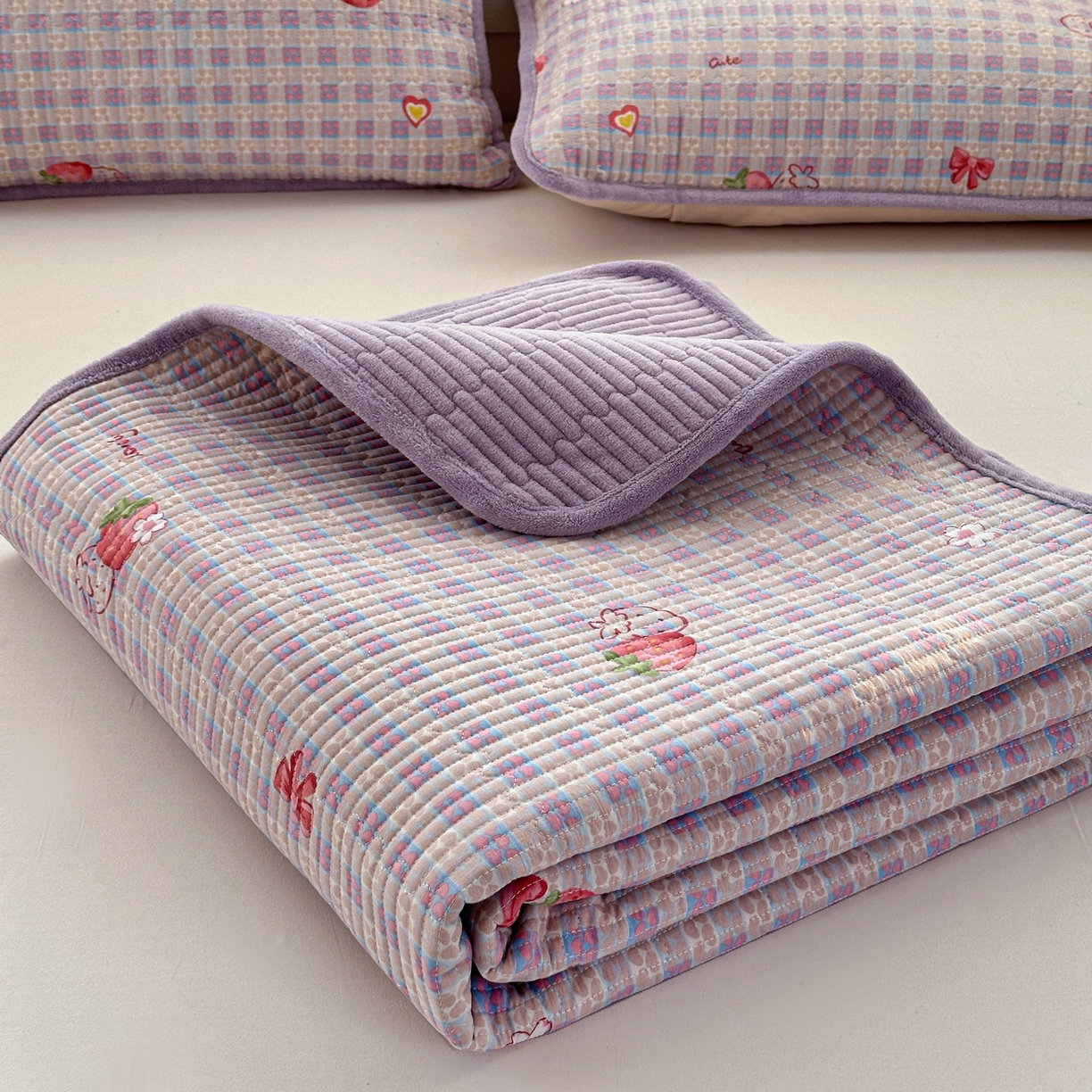 91家纺网 家纺一手货源 找家纺 恒尚居 2026新款A类双层纱牛奶绒夹棉床垫 草莓世界