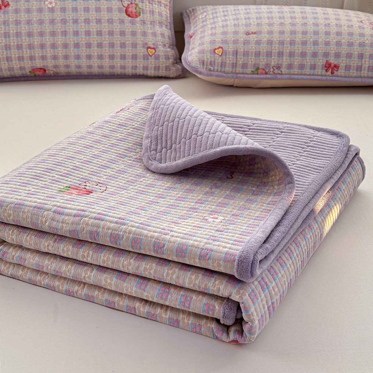 91家纺网 家纺一手货源 找家纺 恒尚居 2026新款A类双层纱牛奶绒夹棉床垫 草莓世界