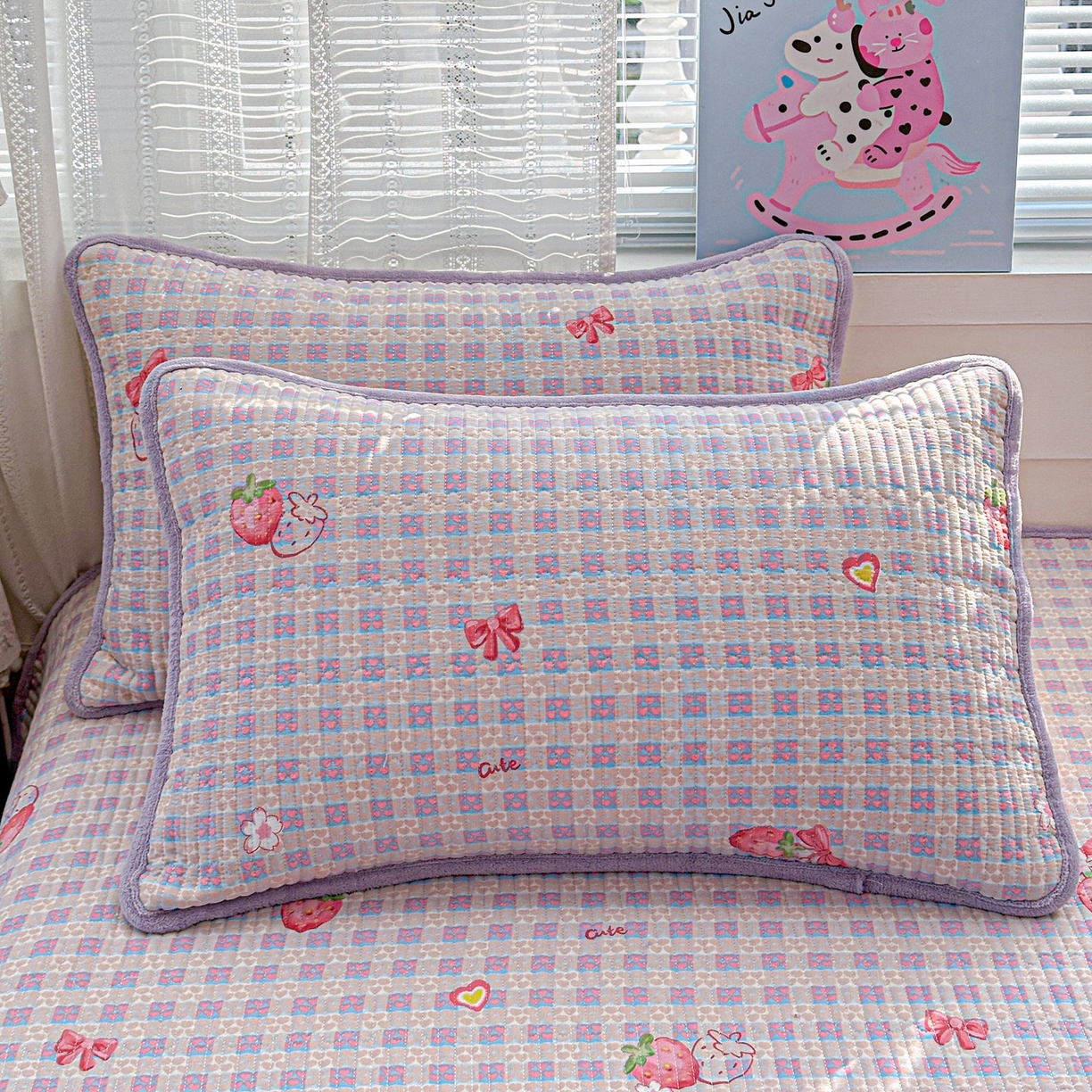 91家纺网 家纺一手货源 找家纺 恒尚居 2026新款A类双层纱牛奶绒夹棉床垫 草莓世界