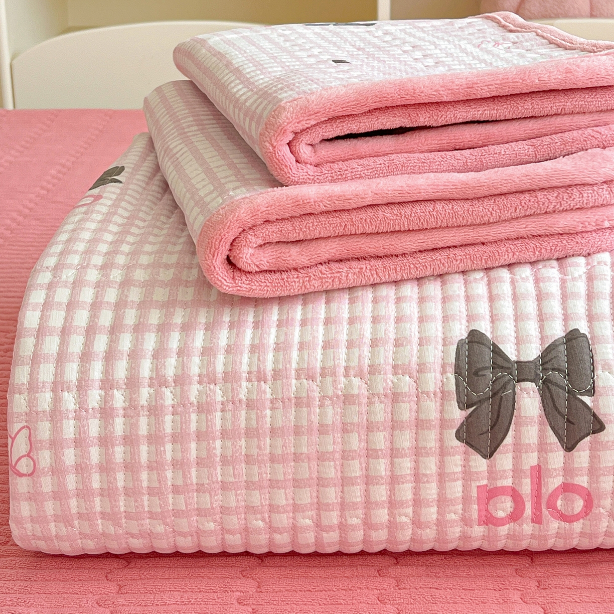 91家纺网 家纺一手货源 找家纺 恒尚居 2026新款A类双层纱牛奶绒夹棉床垫 粉格蝴蝶结