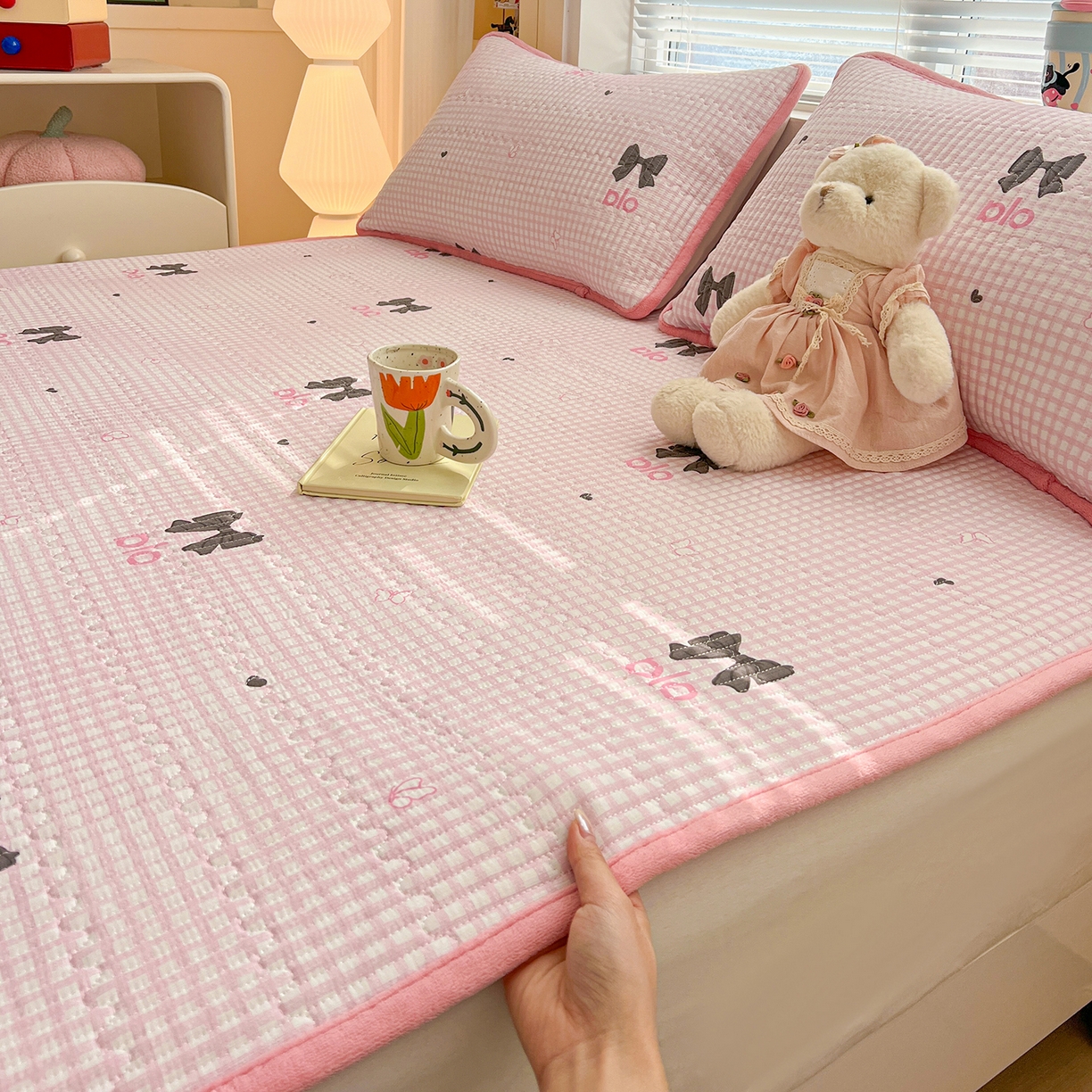 91家纺网 家纺一手货源 找家纺 恒尚居 2026新款A类双层纱牛奶绒夹棉床垫 粉格蝴蝶结