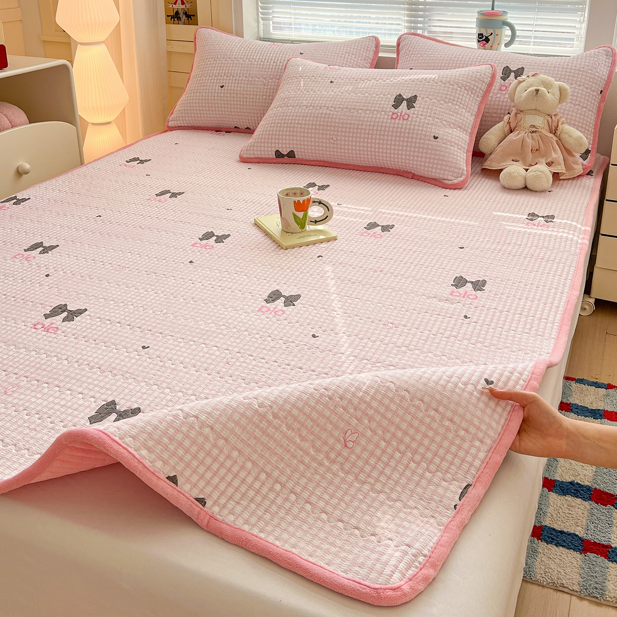 91家纺网 家纺一手货源 找家纺 恒尚居 2026新款A类双层纱牛奶绒夹棉床垫 粉格蝴蝶结