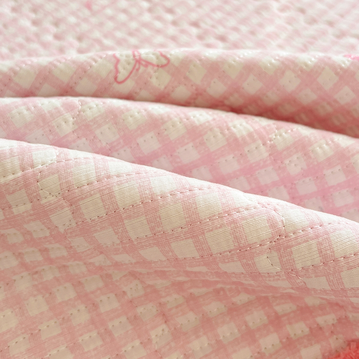 91家纺网 家纺一手货源 找家纺 恒尚居 2026新款A类双层纱牛奶绒夹棉床垫 粉格蝴蝶结