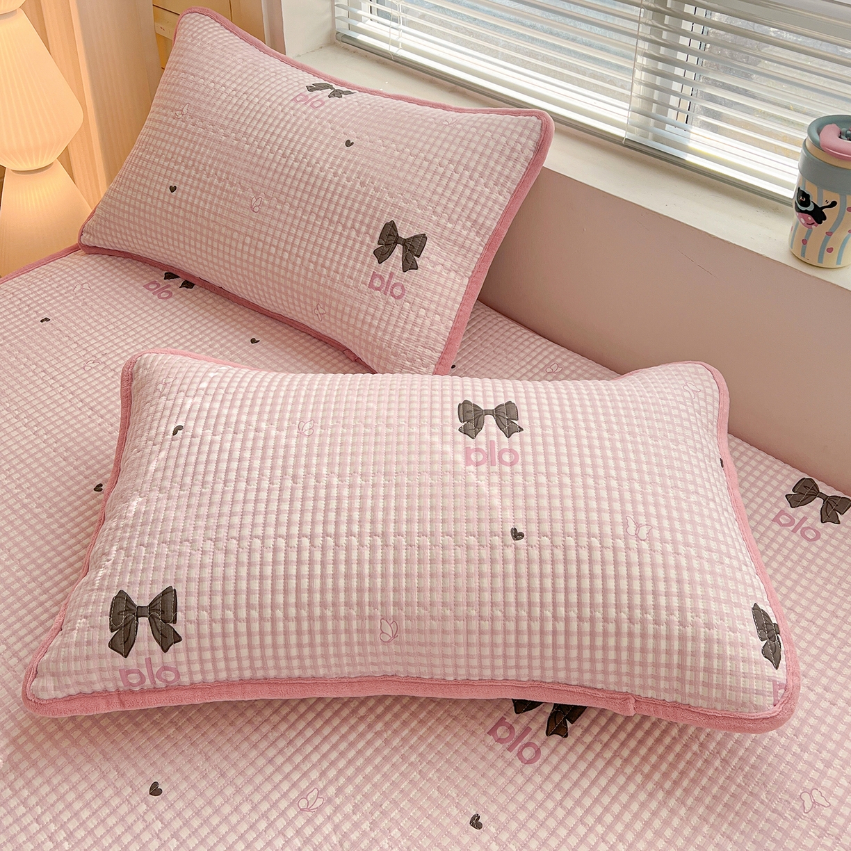 91家纺网 家纺一手货源 找家纺 恒尚居 2026新款A类双层纱牛奶绒夹棉床垫 粉格蝴蝶结