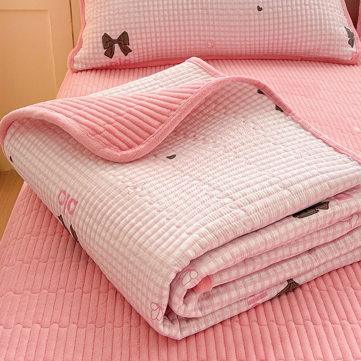 91家纺网 家纺一手货源 找家纺 恒尚居 2026新款A类双层纱牛奶绒夹棉床垫 粉格蝴蝶结