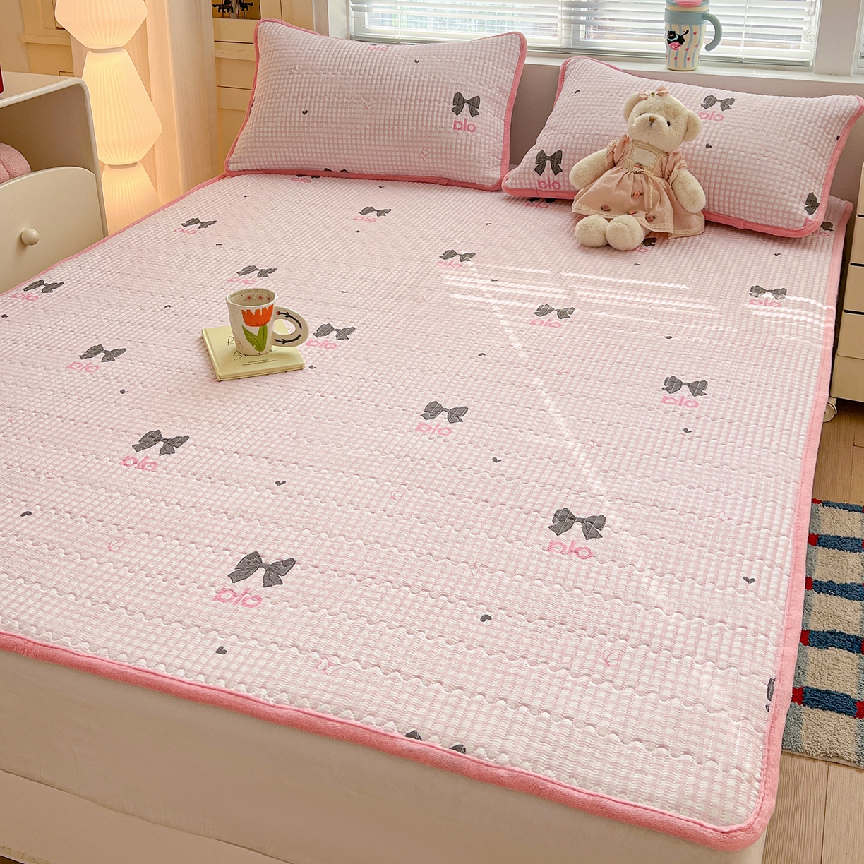 91家纺网 家纺一手货源 找家纺 恒尚居 2026新款A类双层纱牛奶绒夹棉床垫 粉格蝴蝶结