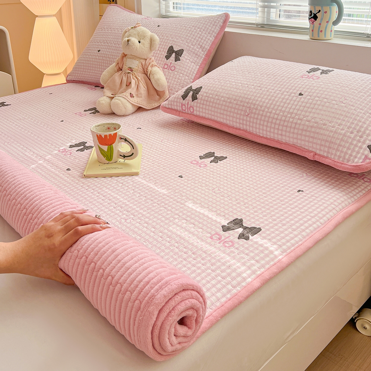 91家纺网 家纺一手货源 找家纺 恒尚居 2026新款A类双层纱牛奶绒夹棉床垫 粉格蝴蝶结