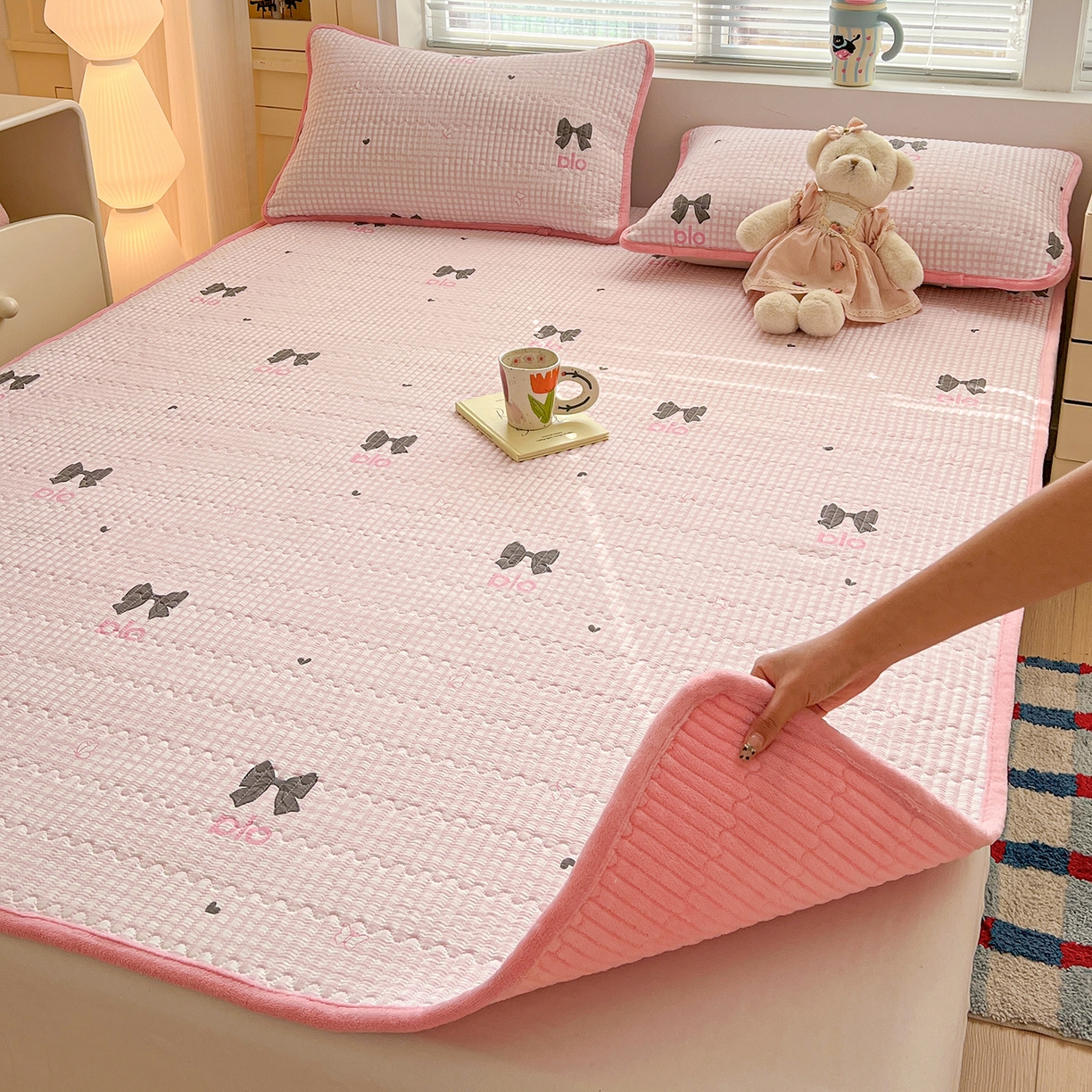 91家纺网 家纺一手货源 找家纺 恒尚居 2026新款A类双层纱牛奶绒夹棉床垫 粉格蝴蝶结