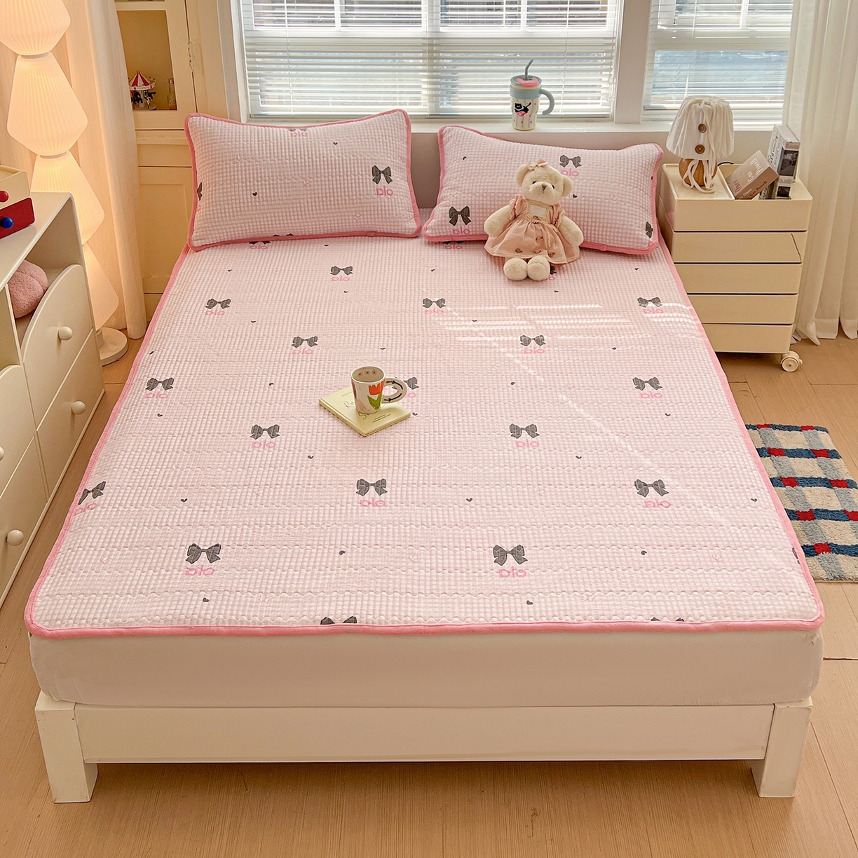 91家纺网 家纺一手货源 找家纺 恒尚居 2026新款A类双层纱牛奶绒夹棉床垫 粉格蝴蝶结