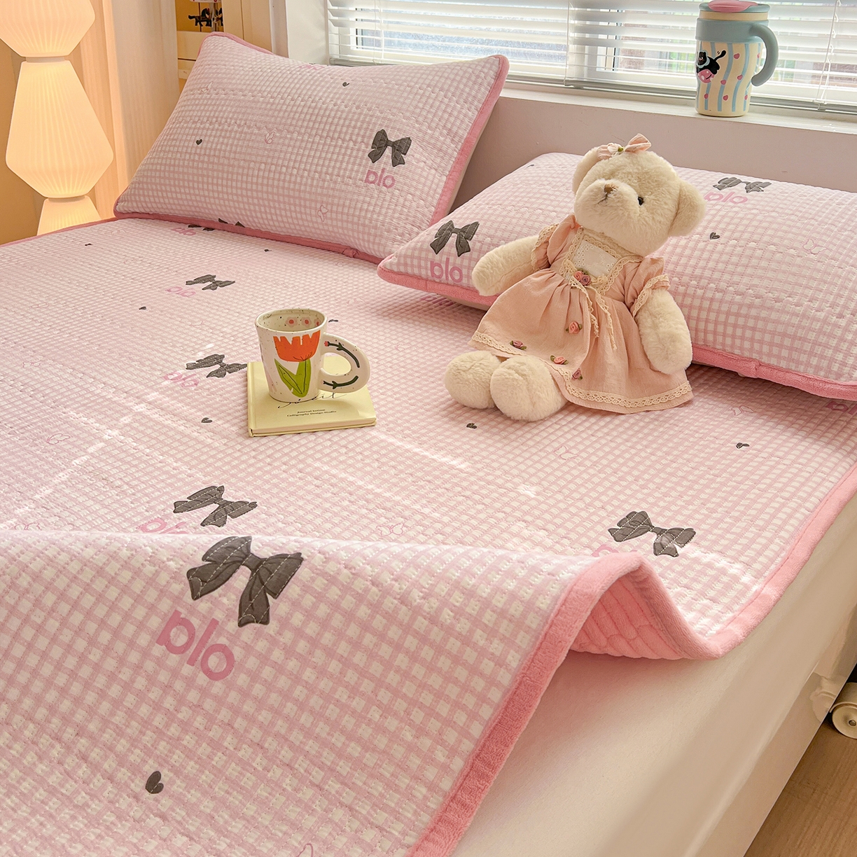 91家纺网 家纺一手货源 找家纺 恒尚居 2026新款A类双层纱牛奶绒夹棉床垫 粉格蝴蝶结