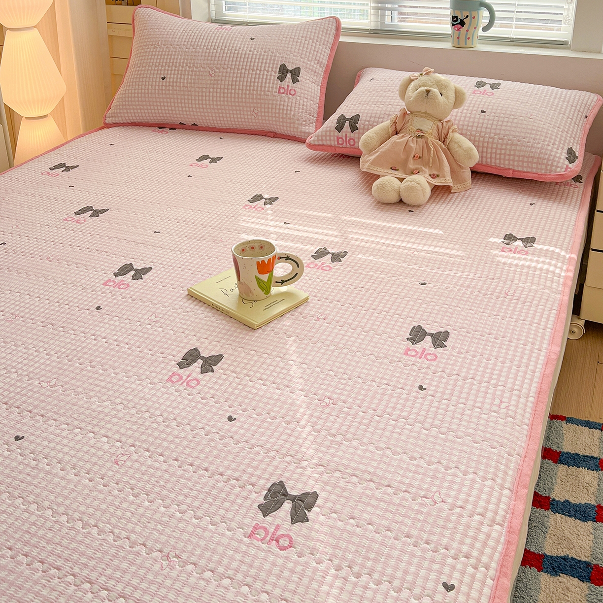 91家纺网 家纺一手货源 找家纺 恒尚居 2026新款A类双层纱牛奶绒夹棉床垫 粉格蝴蝶结