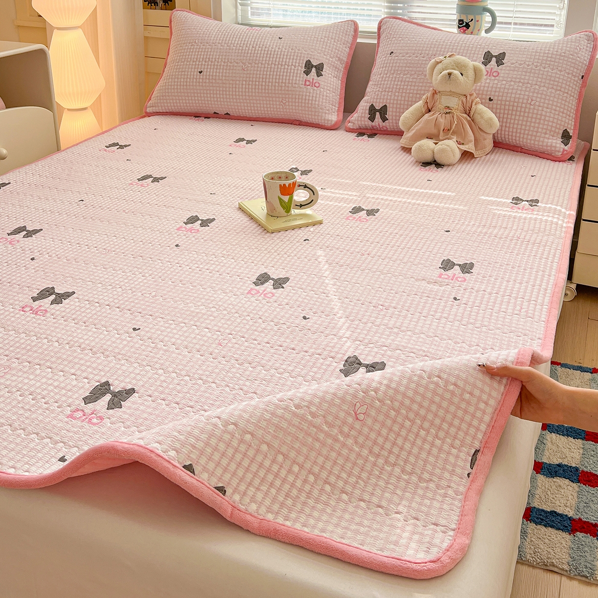 91家纺网 家纺一手货源 找家纺 恒尚居 2026新款A类双层纱牛奶绒夹棉床垫 粉格蝴蝶结