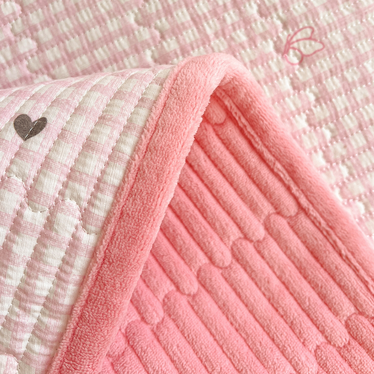 91家纺网 家纺一手货源 找家纺 恒尚居 2026新款A类双层纱牛奶绒夹棉床垫 粉格蝴蝶结