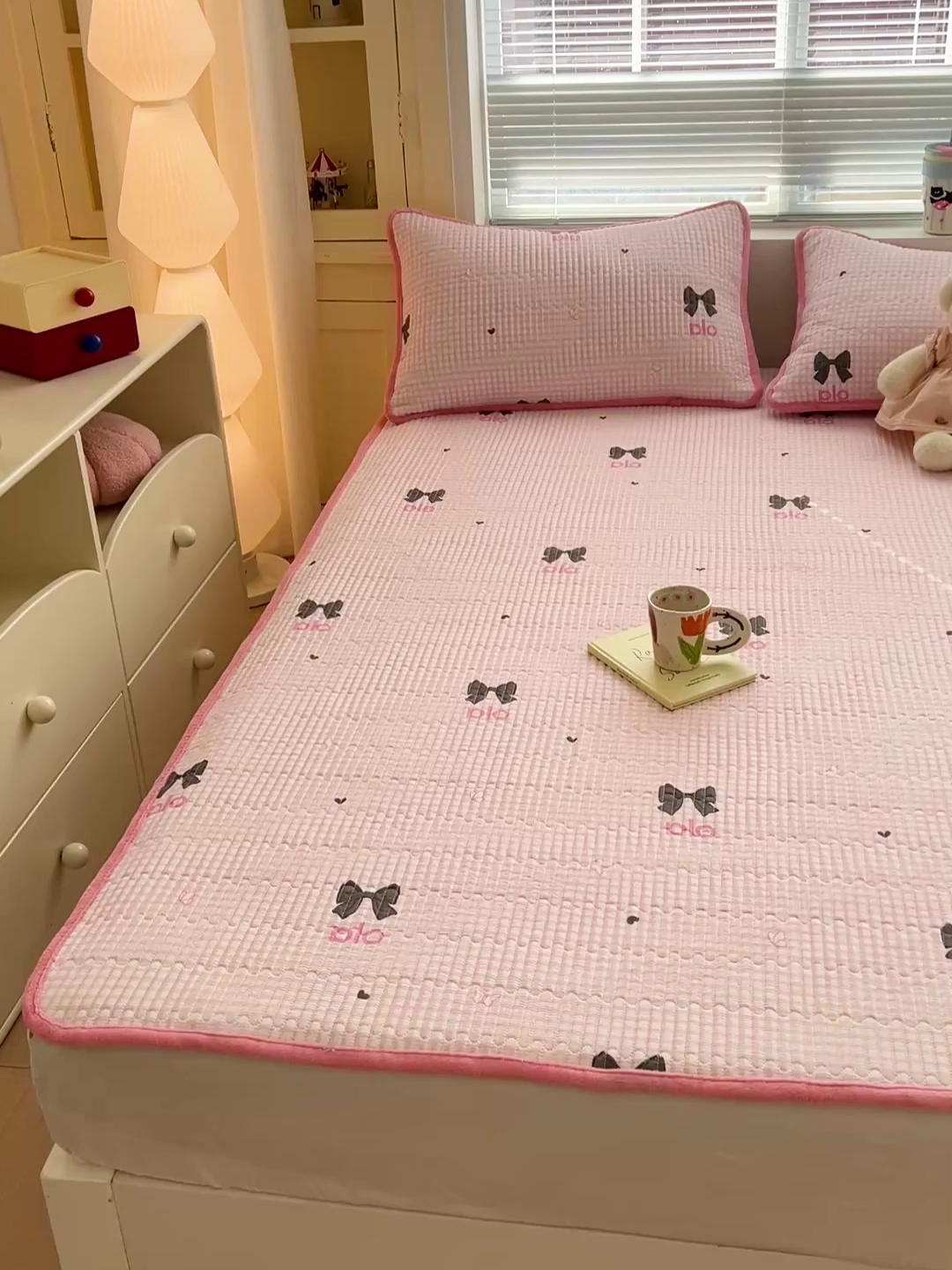 91家纺网 家纺一手货源 找家纺 恒尚居 2026新款A类双层纱牛奶绒夹棉床垫 粉格蝴蝶结