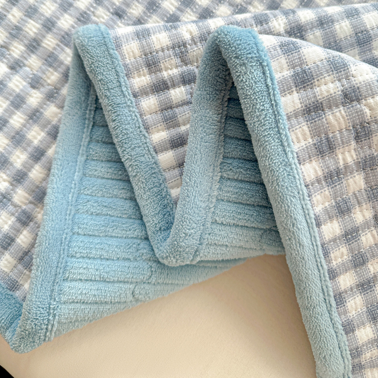 91家纺网 家纺一手货源 找家纺 恒尚居 2026新款A类双层纱牛奶绒夹棉床垫 格子小熊