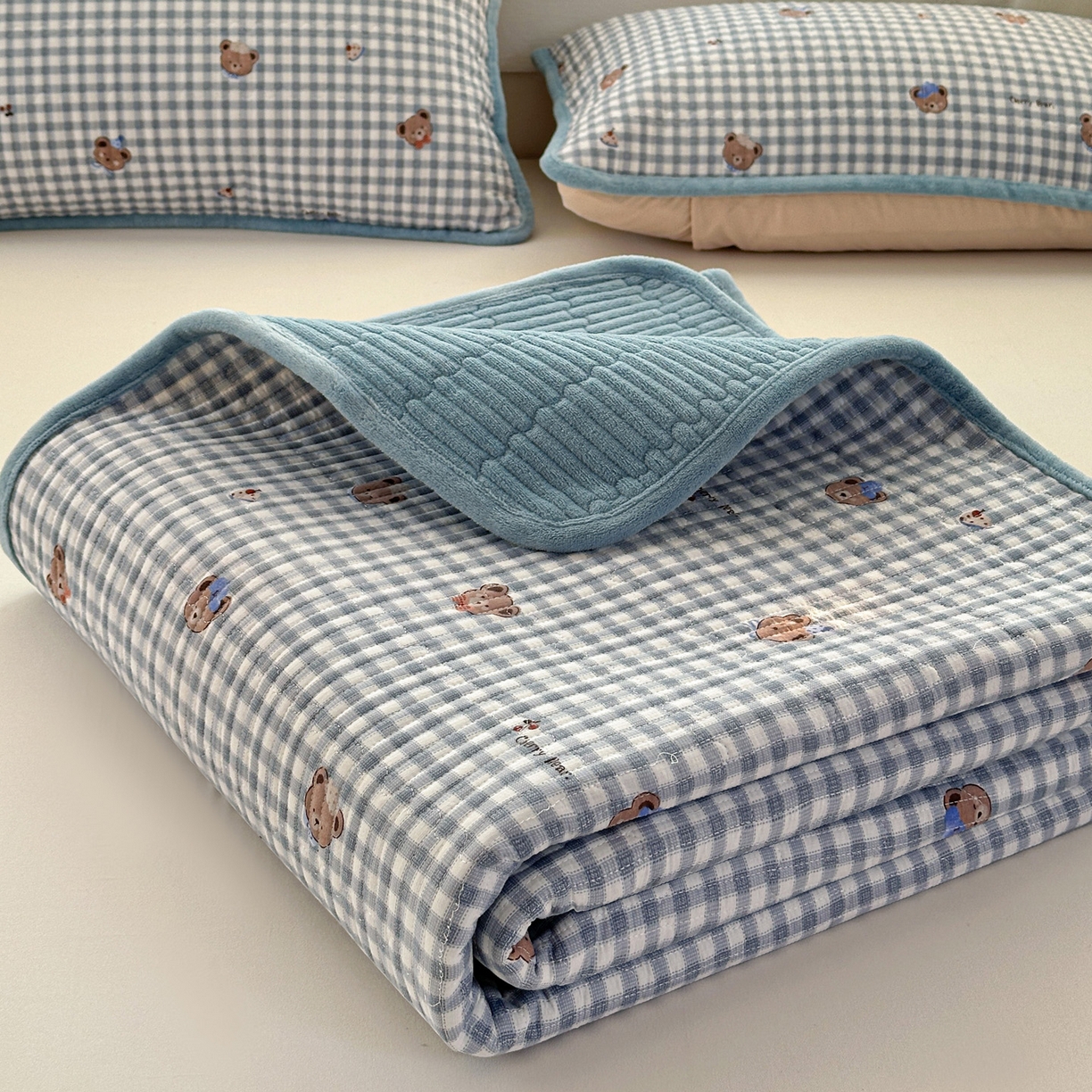 91家纺网 家纺一手货源 找家纺 恒尚居 2026新款A类双层纱牛奶绒夹棉床垫 格子小熊