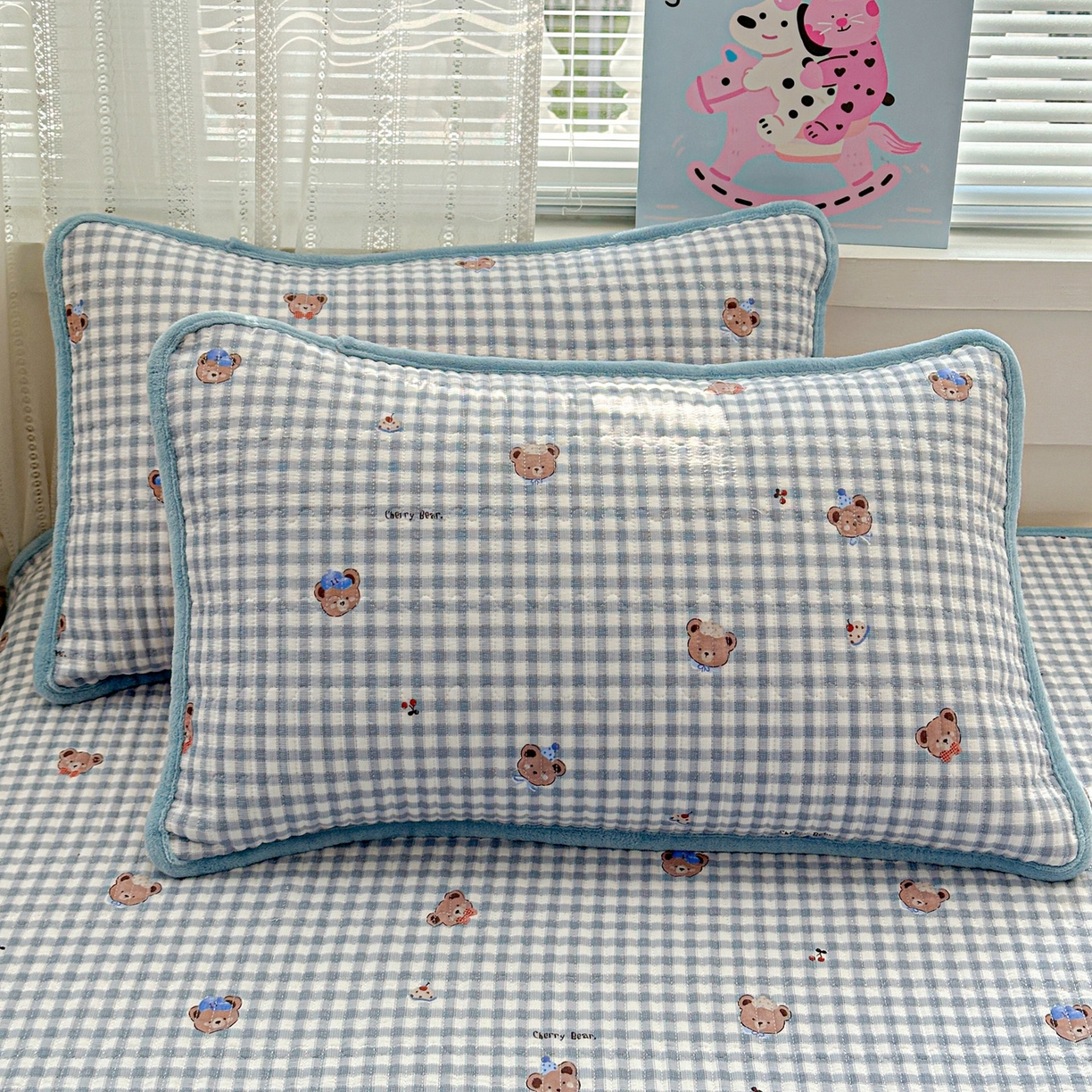 91家纺网 家纺一手货源 找家纺 恒尚居 2026新款A类双层纱牛奶绒夹棉床垫 格子小熊