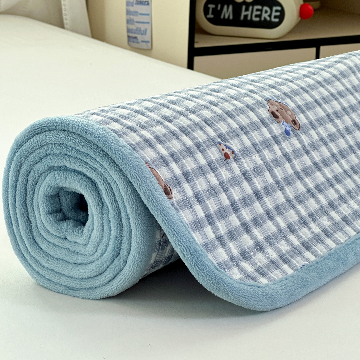 91家纺网 家纺一手货源 找家纺 恒尚居 2026新款A类双层纱牛奶绒夹棉床垫 格子小熊