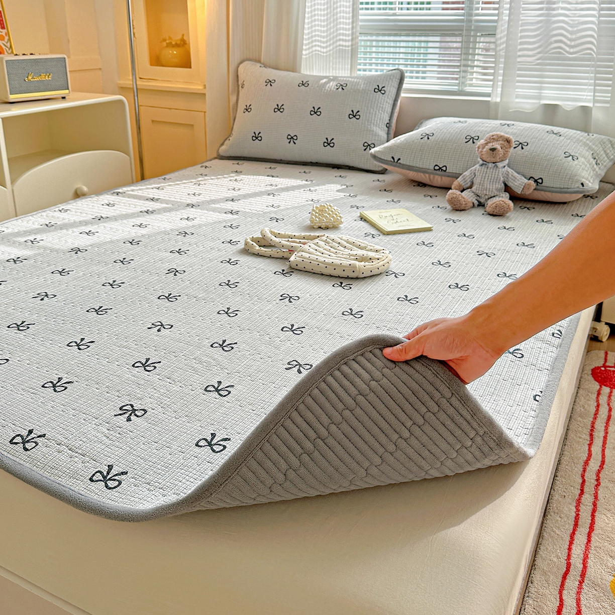 91家纺网 家纺一手货源 找家纺 恒尚居 2026新款A类双层纱牛奶绒夹棉床垫 蝴蝶结-灰