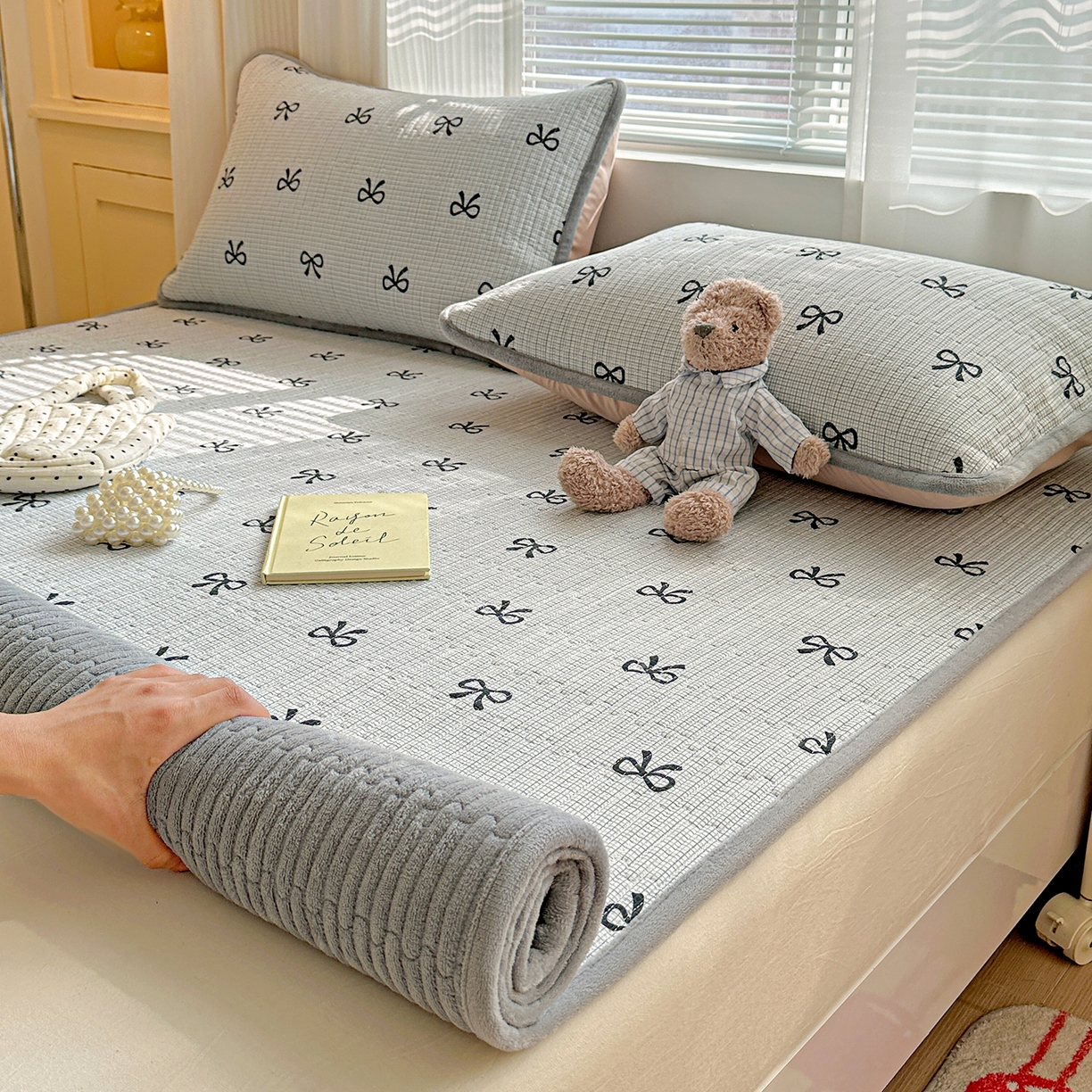 91家纺网 家纺一手货源 找家纺 恒尚居 2026新款A类双层纱牛奶绒夹棉床垫 蝴蝶结-灰